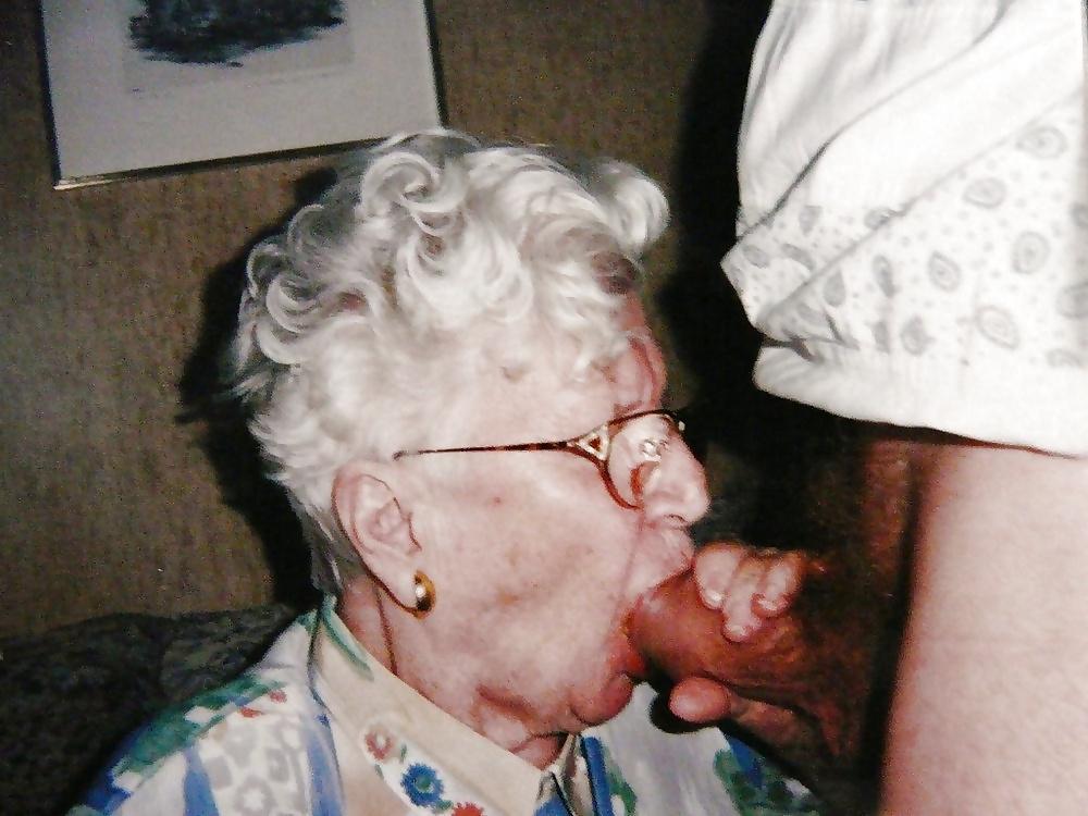 25P Granny Sucking-Abuelas Mamando