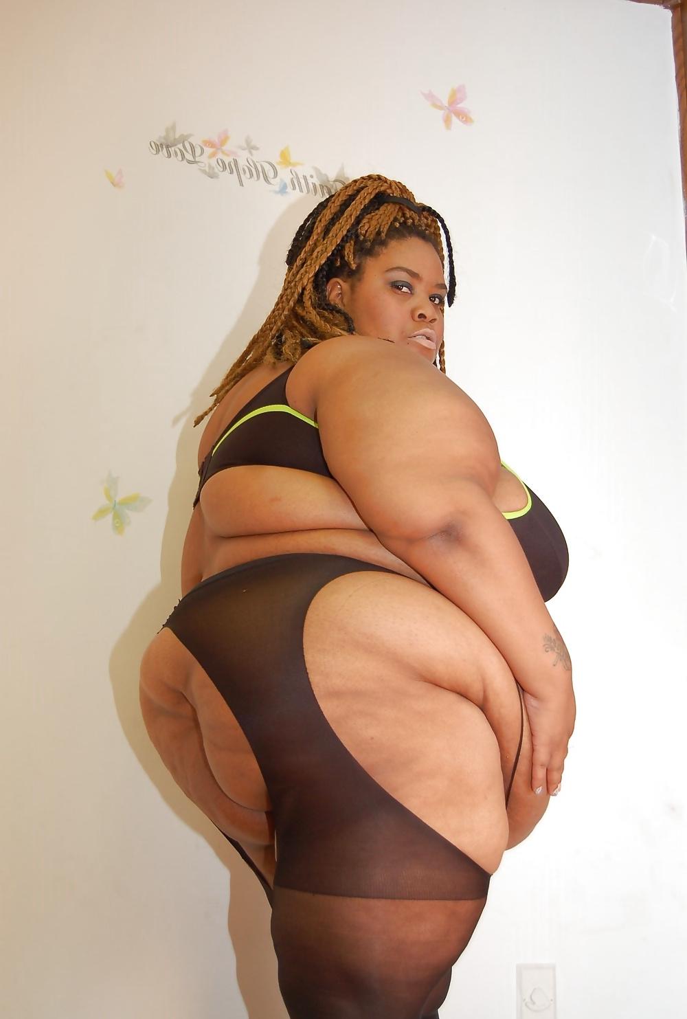 25P Mature BBWs in stockings 27
