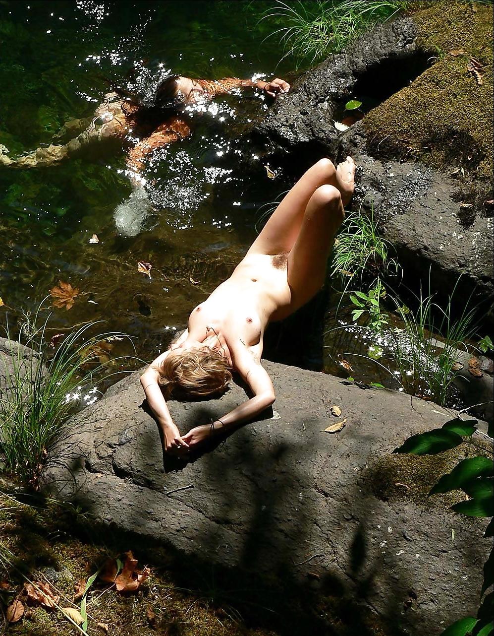 25P Naked girls hanging out