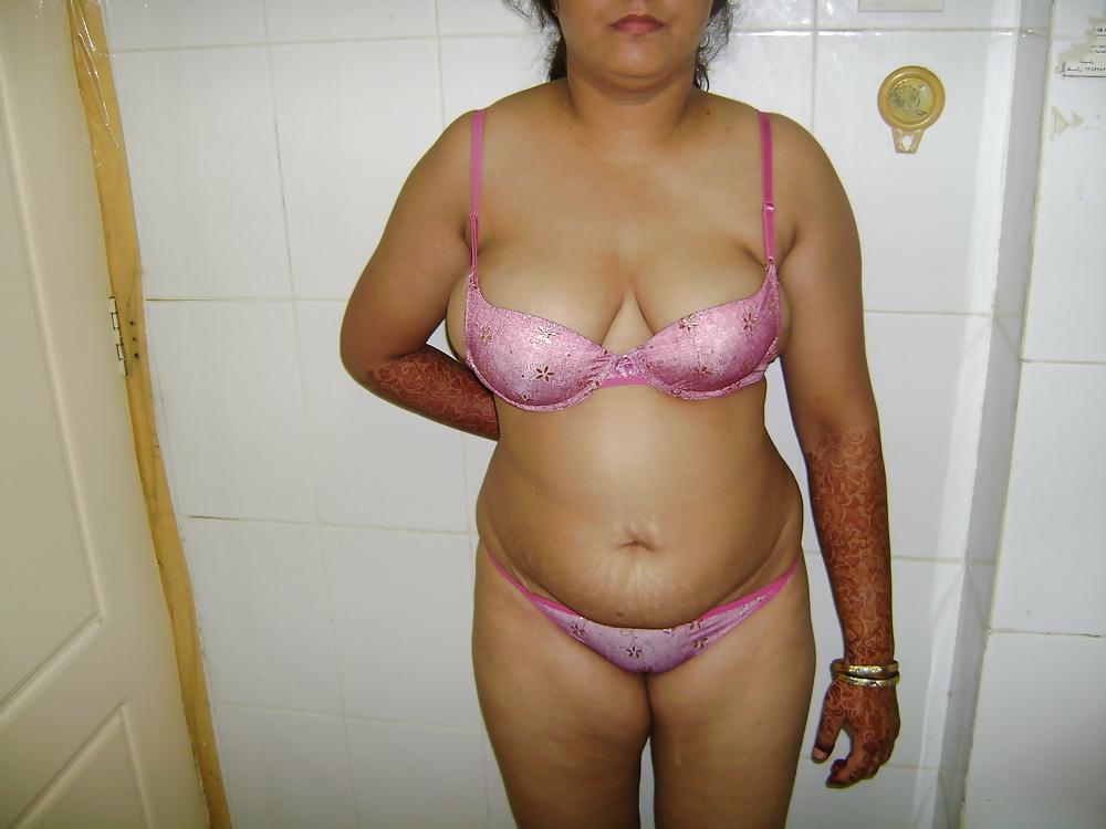 24P Indian aunty saree striping 4