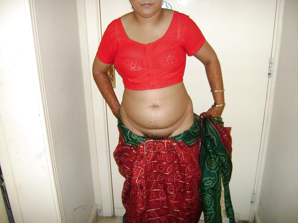 24P Indian aunty saree striping 4