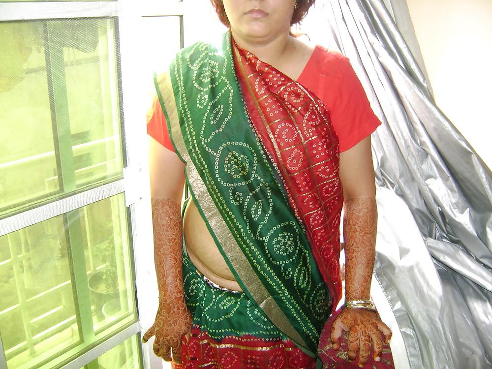24P Indian aunty saree striping 4