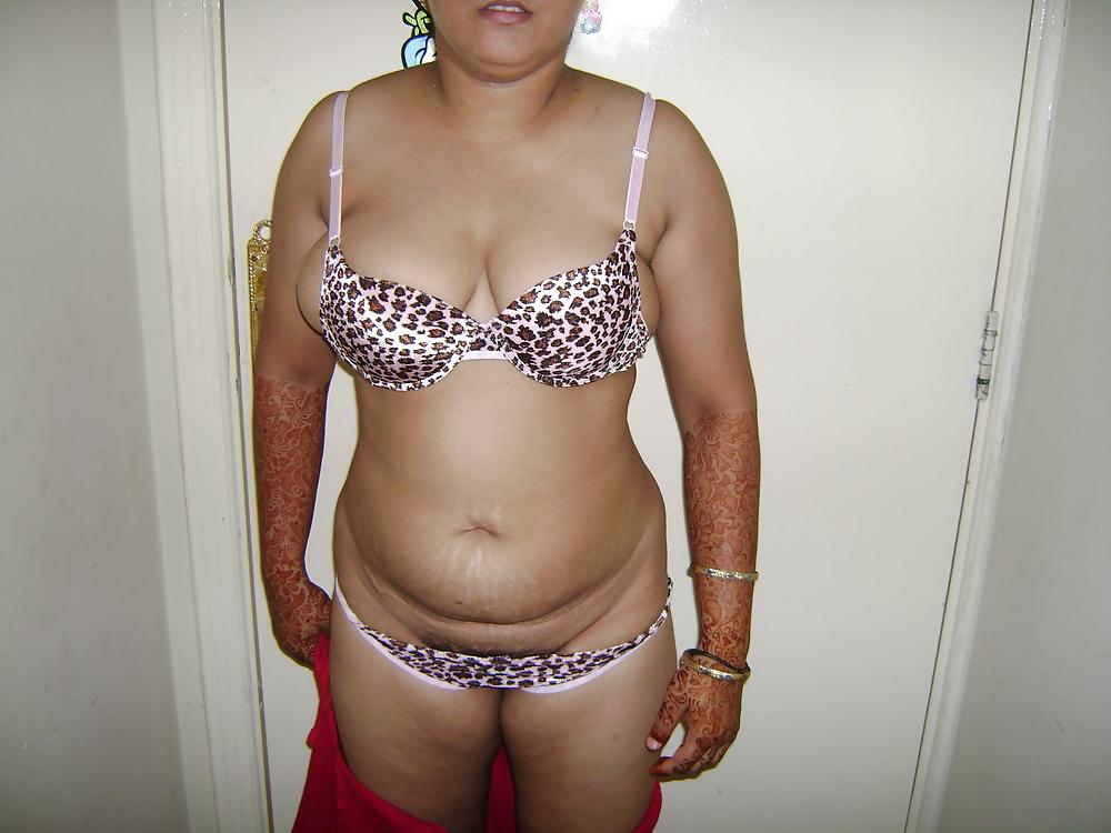24P Indian aunty saree striping 4