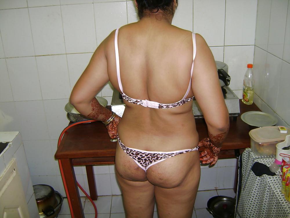 24P Indian aunty saree striping 4