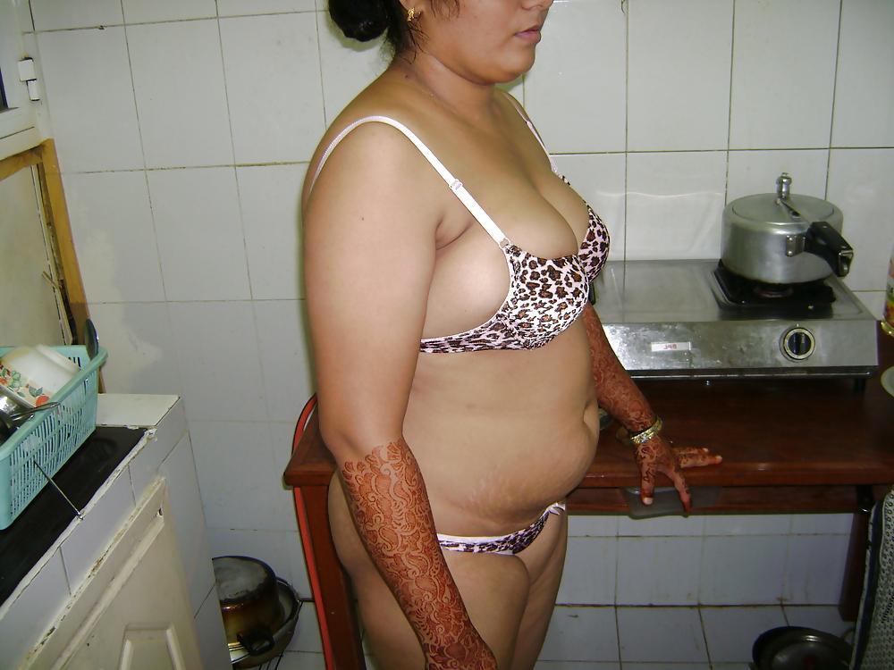 24P Indian aunty saree striping 4