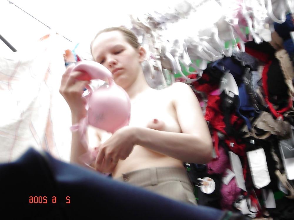 15P Voyeur market dressroom