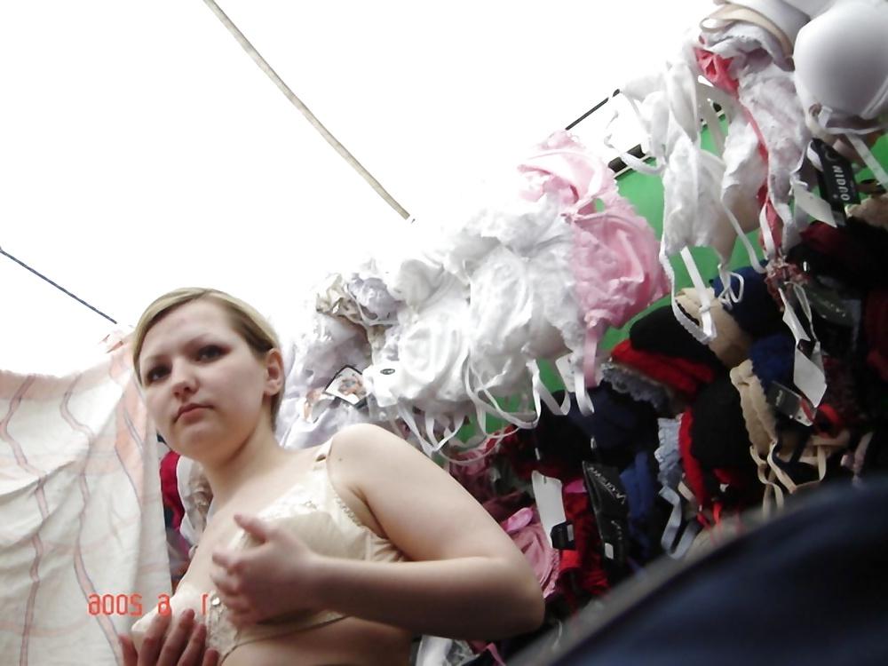 15P Voyeur market dressroom