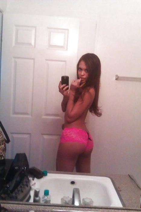 25P Hot girls taking pictures of themselves (NON-Porn)