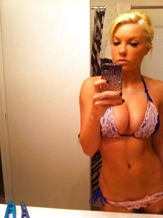 25P Hot girls taking pictures of themselves (NON-Porn)