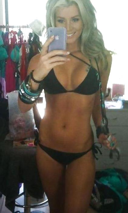 25P Hot girls taking pictures of themselves (NON-Porn)
