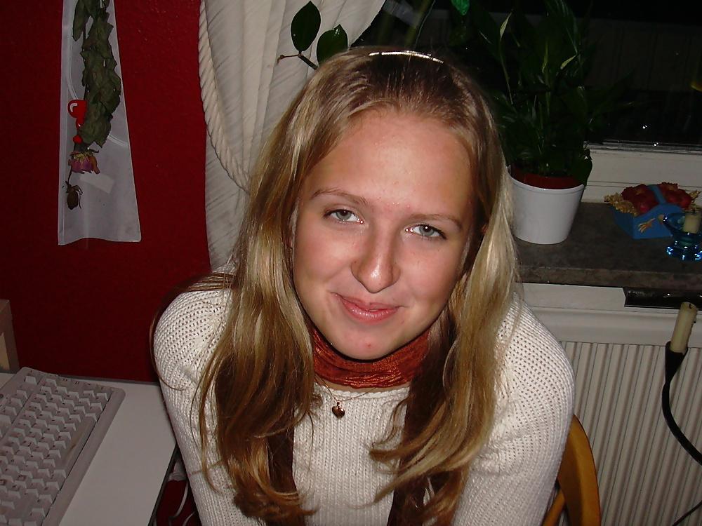 10P Wonderful Teen! (Close-up Pussy Shot)