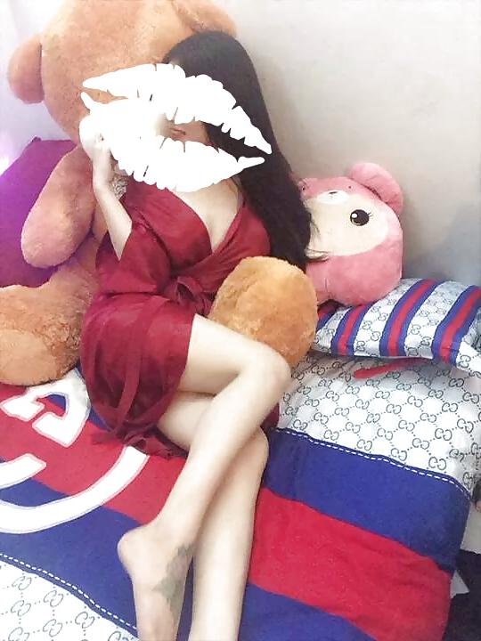 5P Vietnamese girl on bed