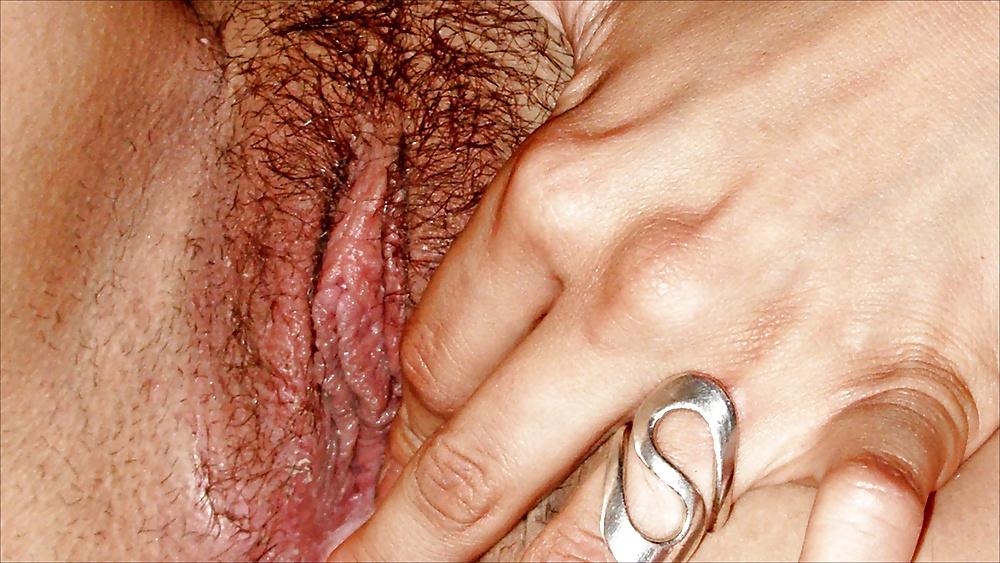 25P Susi showing her clit