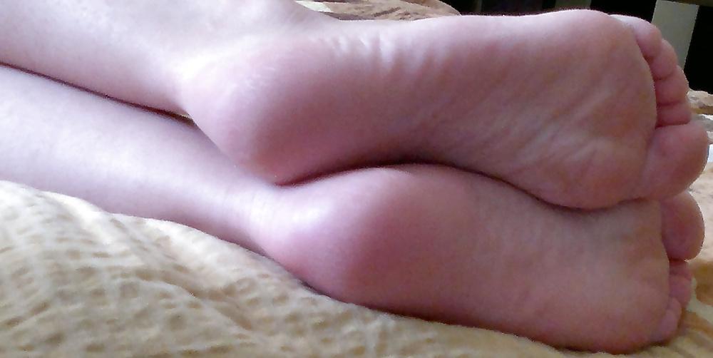 6P Feet ow my wife - close up