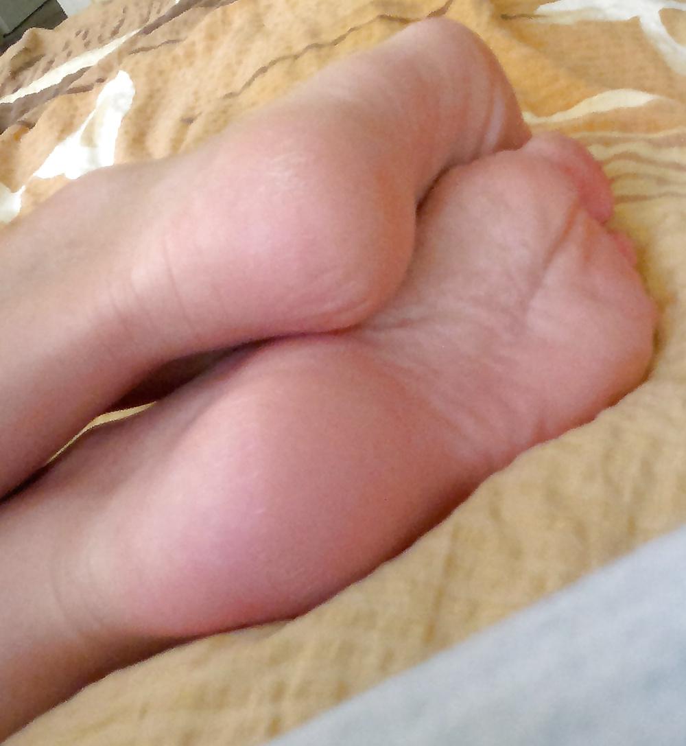 6P Feet ow my wife - close up