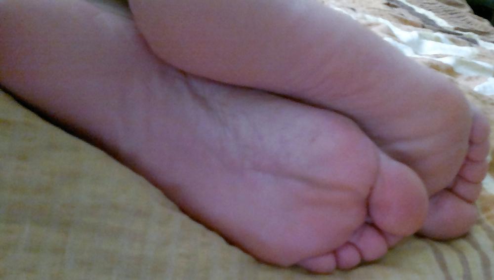 6P Feet ow my wife - close up