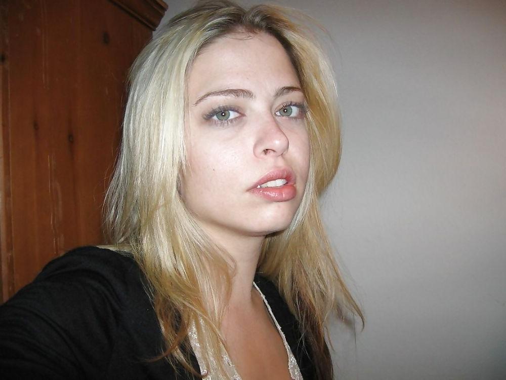 8P Random blondie close-up