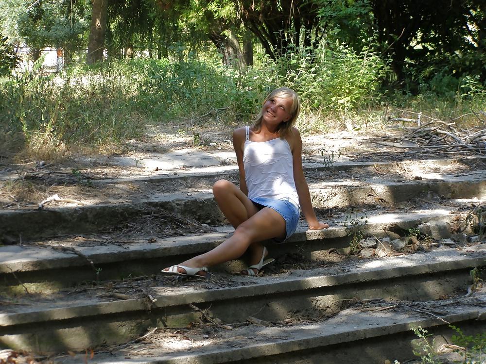 25P I walk in the woods without panties