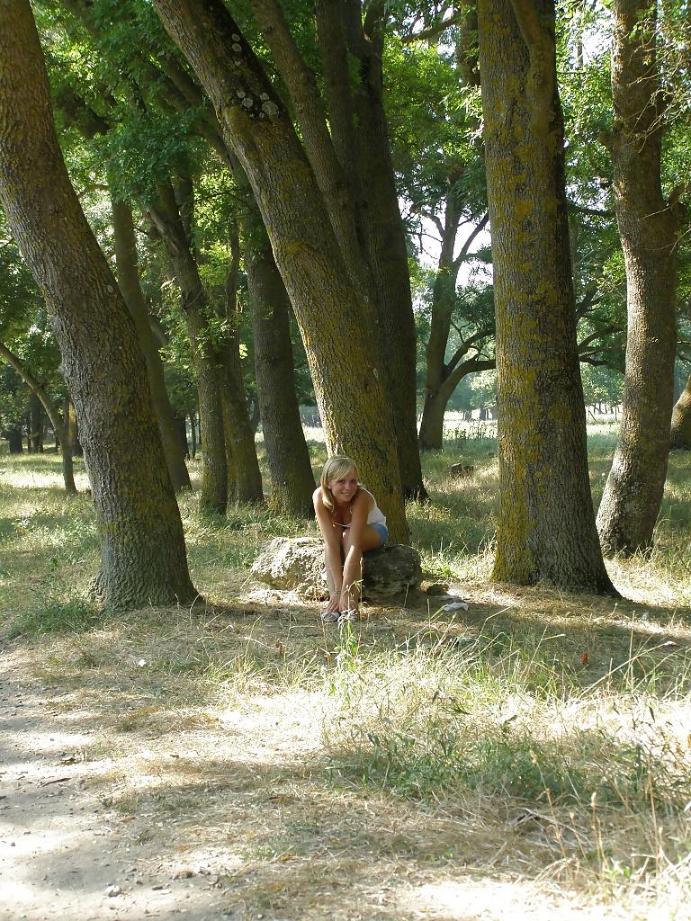 25P I walk in the woods without panties