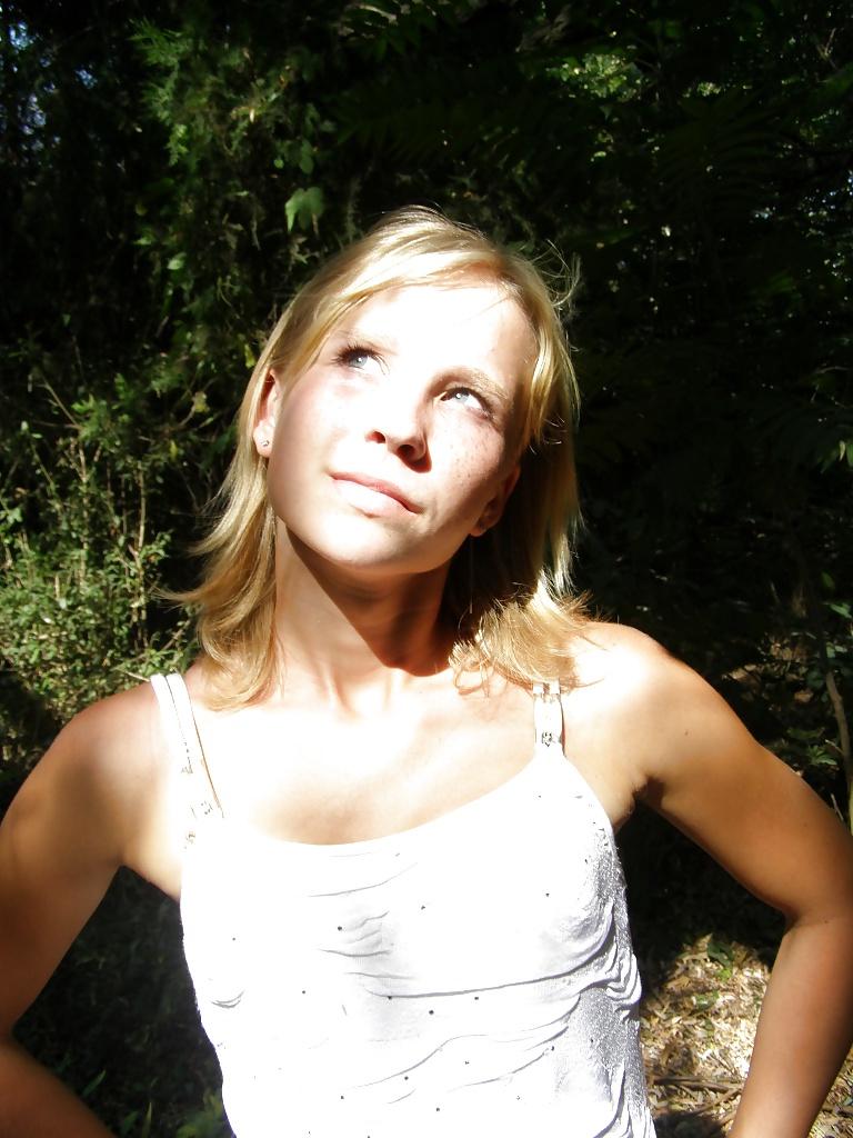 25P I walk in the woods without panties
