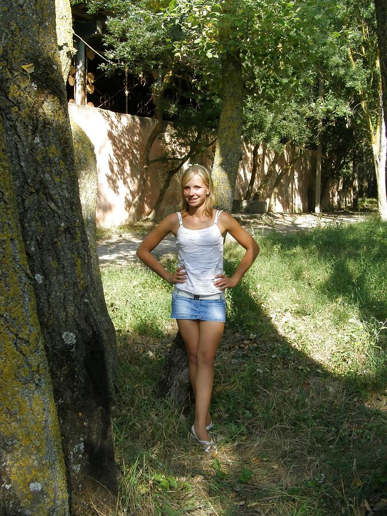 25P I walk in the woods without panties