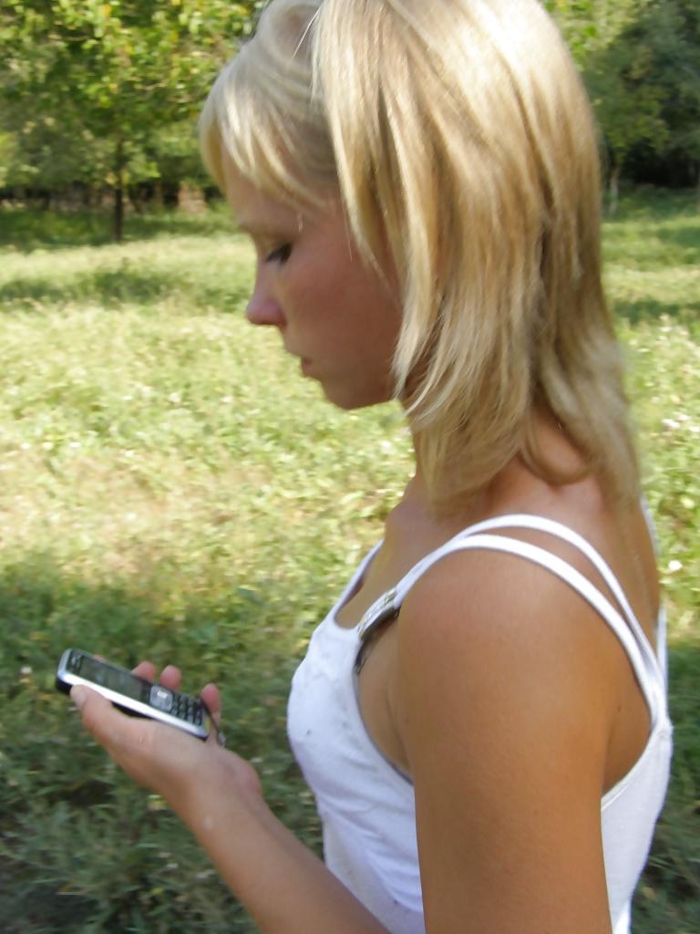 25P I walk in the woods without panties