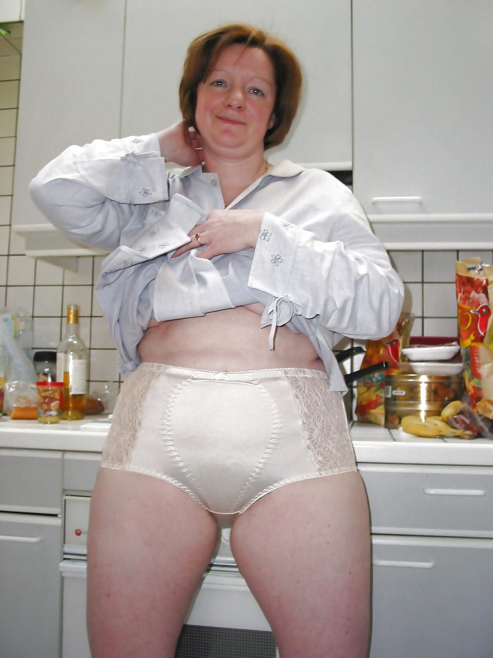 20P Older women naked 2.