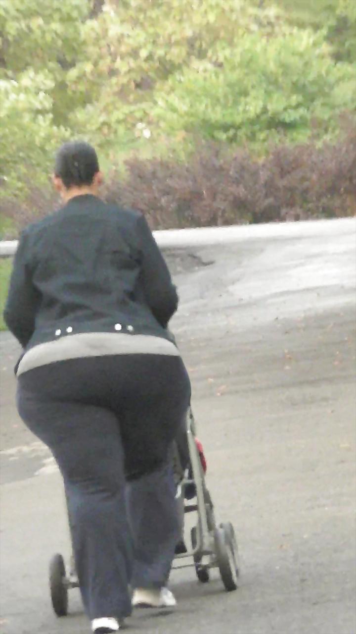 20P Big butt candid (VOYEUR-Operator) 