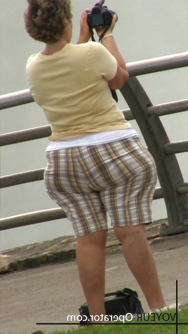 20P Big butt candid (VOYEUR-Operator) 