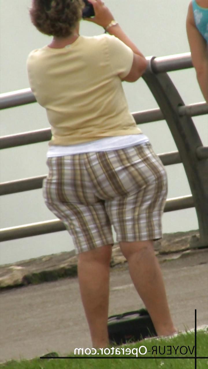 20P Big butt candid (VOYEUR-Operator) 