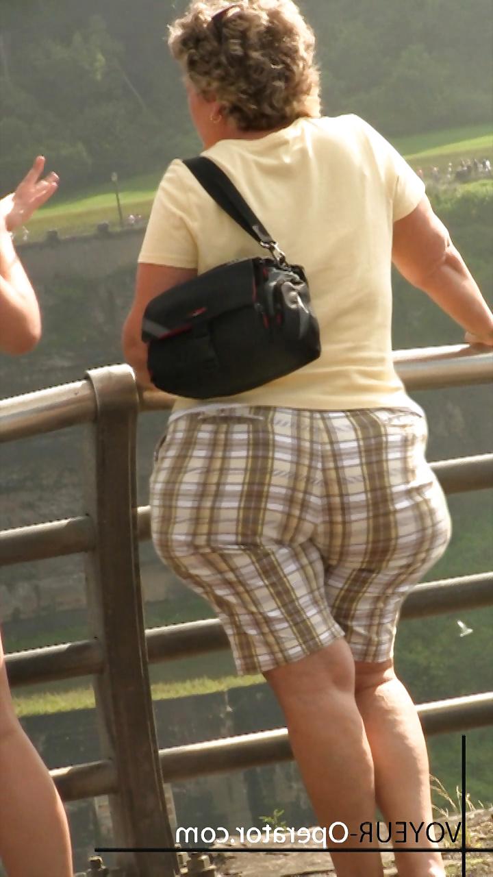 20P Big butt candid (VOYEUR-Operator) 