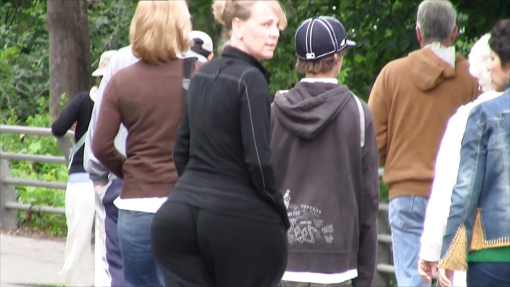 20P Big butt candid (VOYEUR-Operator) 