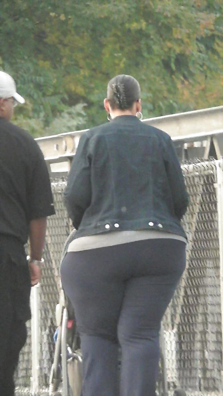 20P Big butt candid (VOYEUR-Operator) 