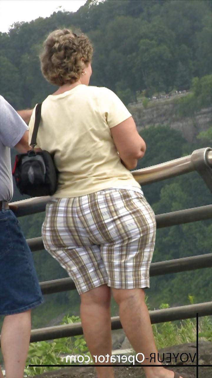 20P Big butt candid (VOYEUR-Operator) 