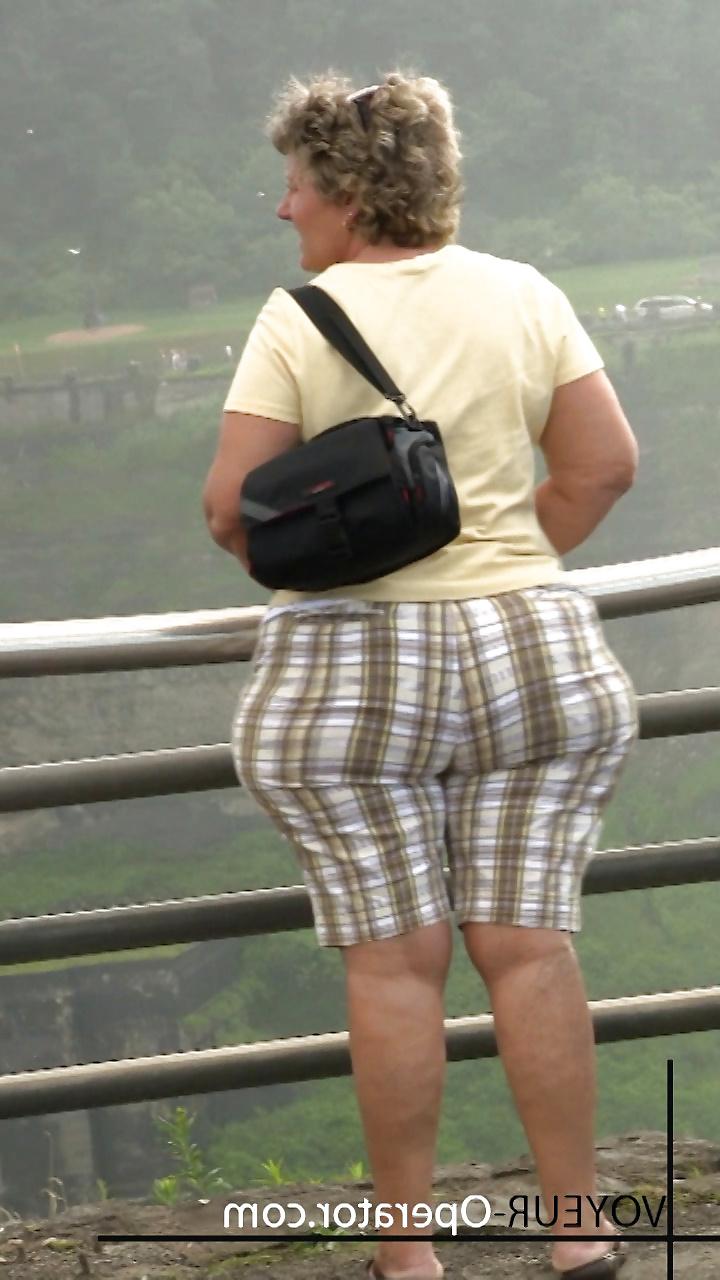 20P Big butt candid (VOYEUR-Operator) 