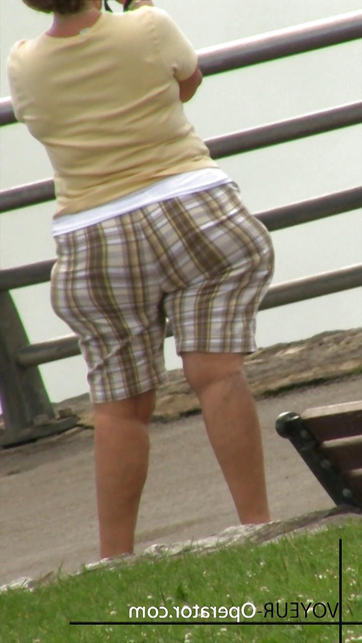 20P Big butt candid (VOYEUR-Operator) 