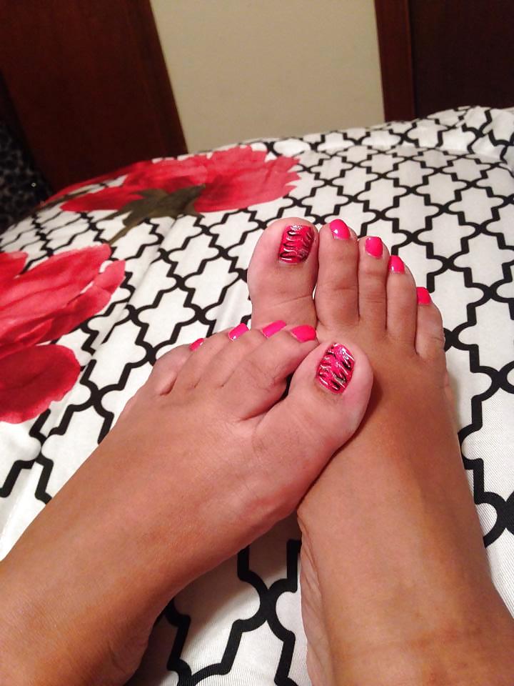 8P Thai (Asian) Woman Sexy Toes I Met Offline