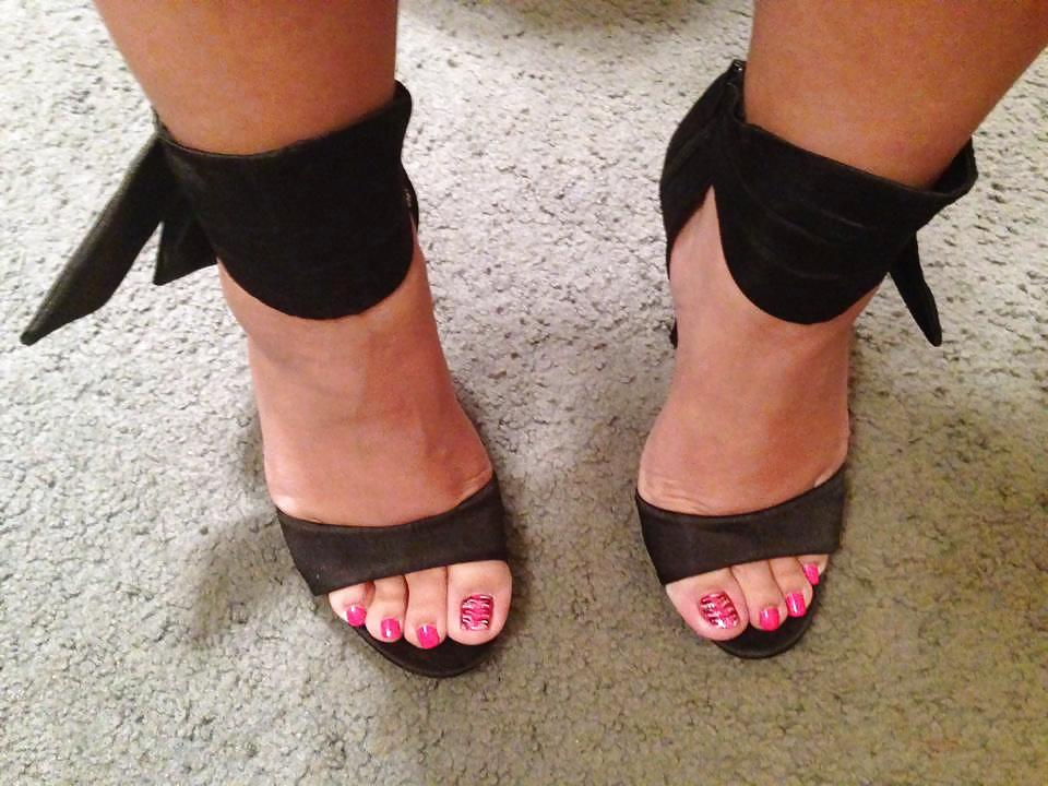 8P Thai (Asian) Woman Sexy Toes I Met Offline