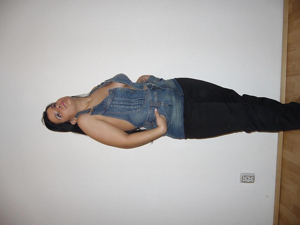 25P Chubby Teen Home Posing