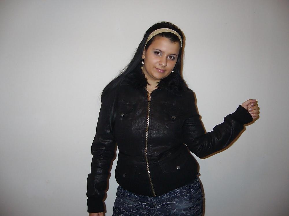 25P Chubby Teen Home Posing