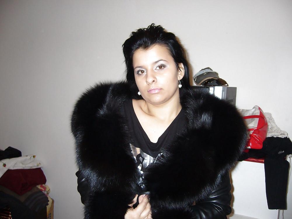 25P Chubby Teen Home Posing