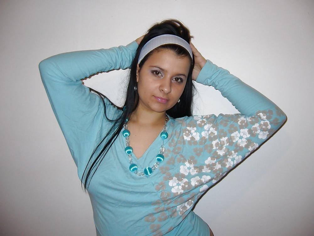 25P Chubby Teen Home Posing