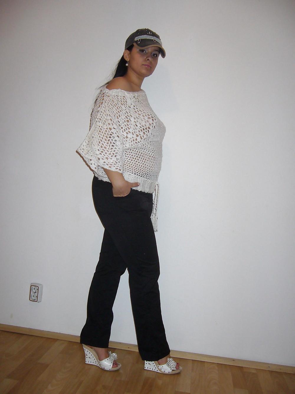 25P Chubby Teen Home Posing