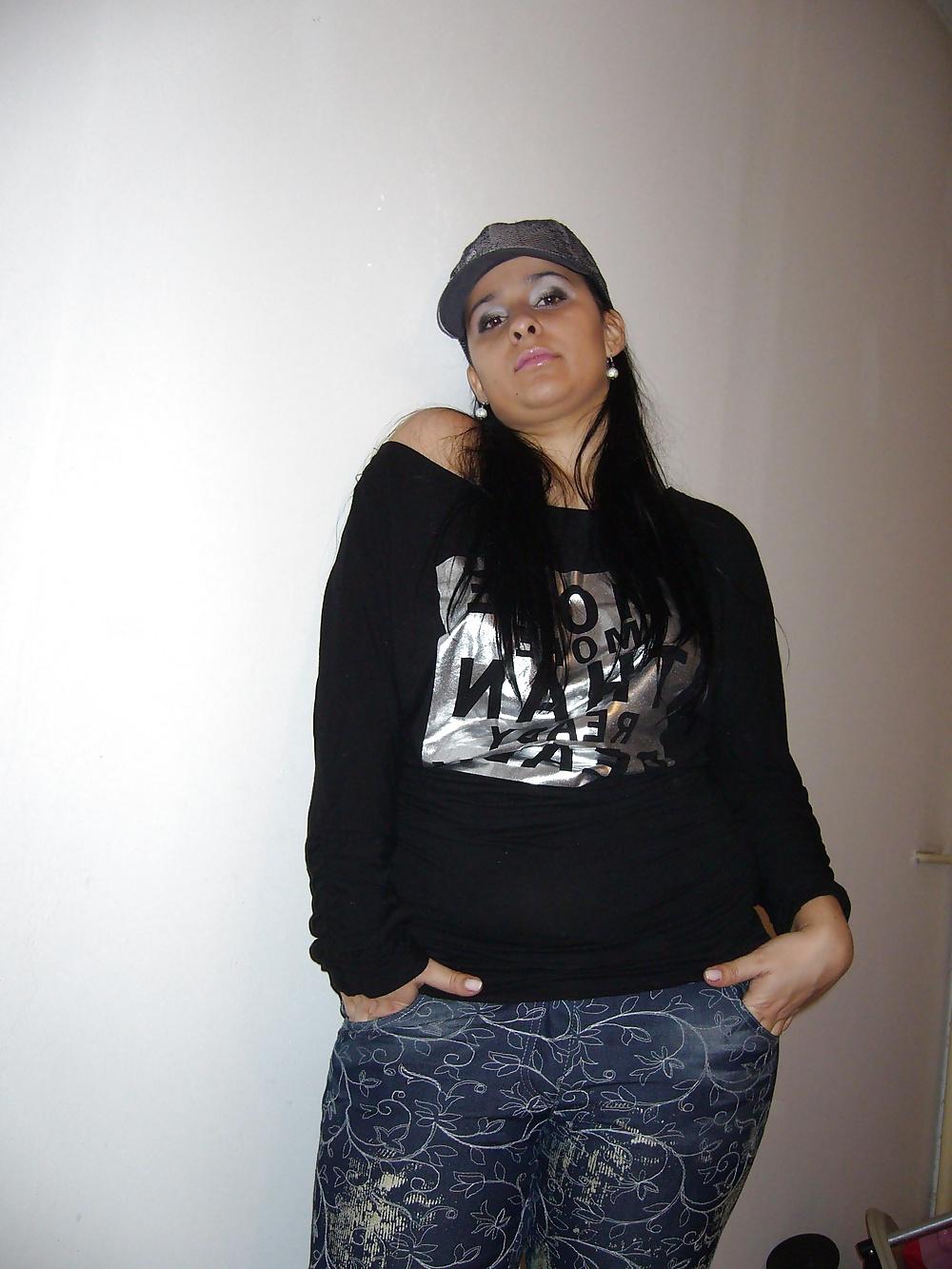 25P Chubby Teen Home Posing