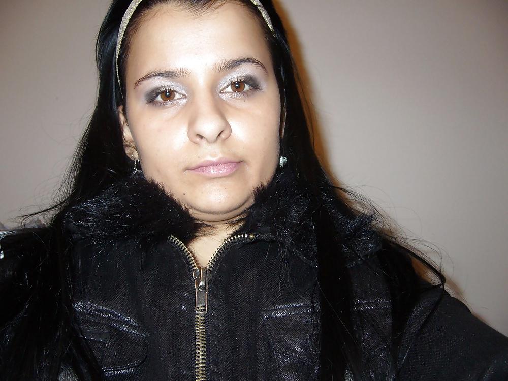 25P Chubby Teen Home Posing