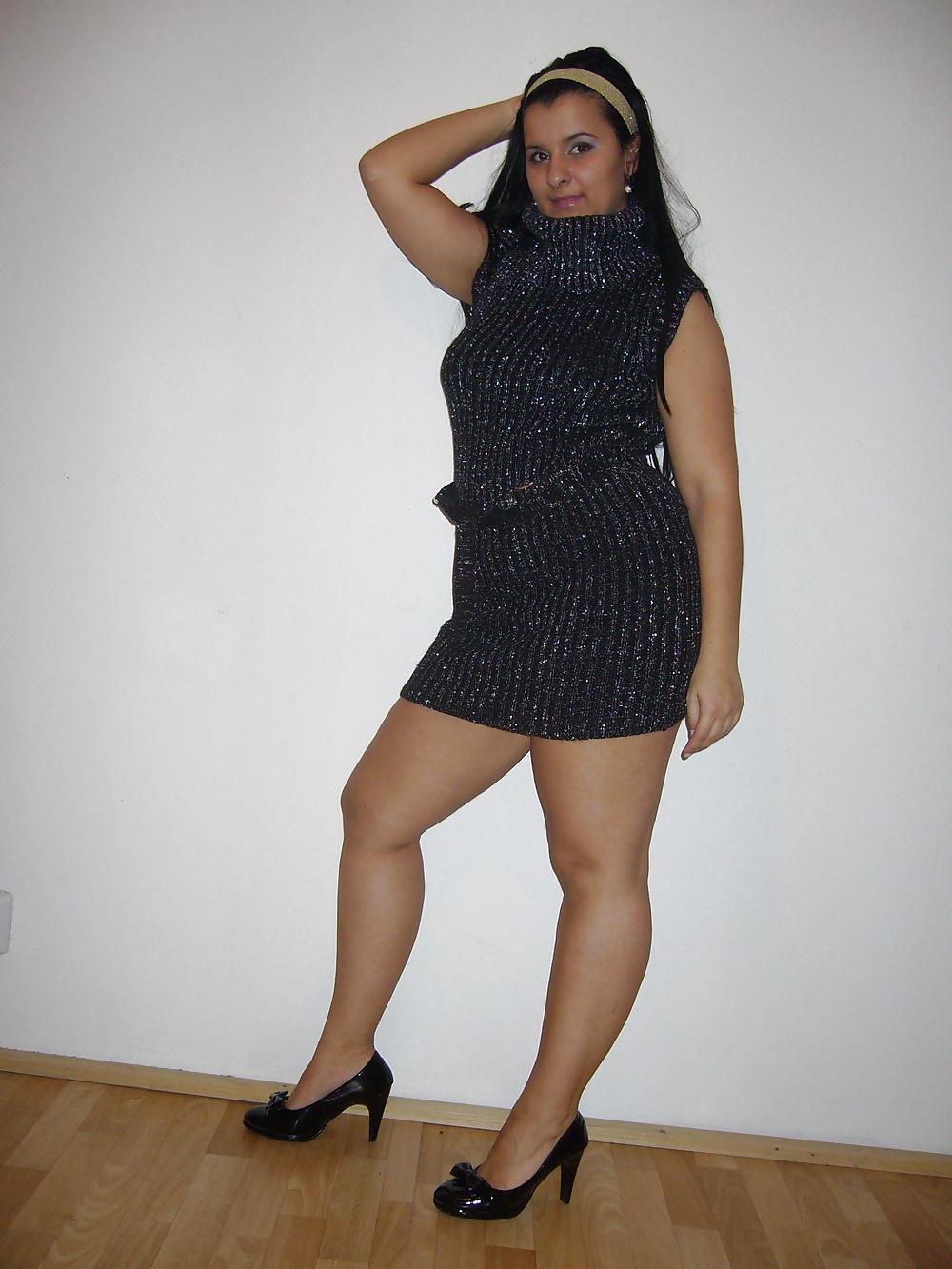 25P Chubby Teen Home Posing