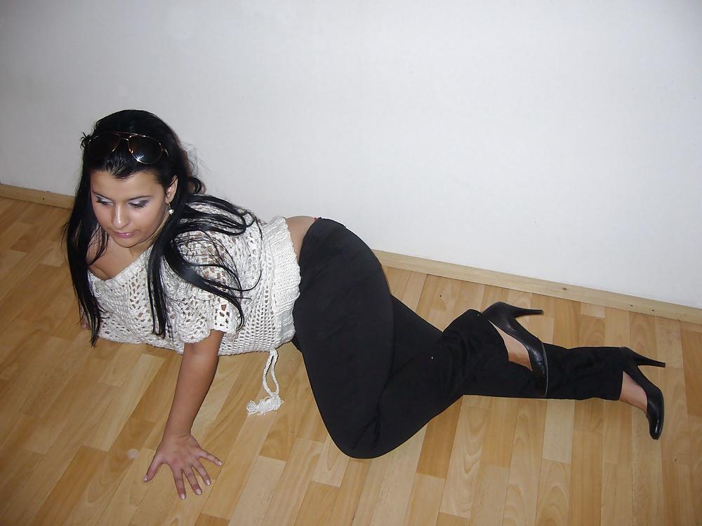 25P Chubby Teen Home Posing