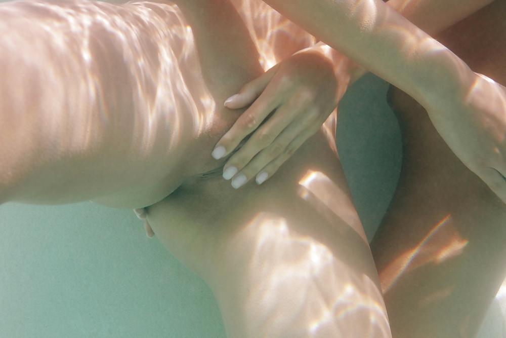 25P Underwater - sex with Silvie & Candice 