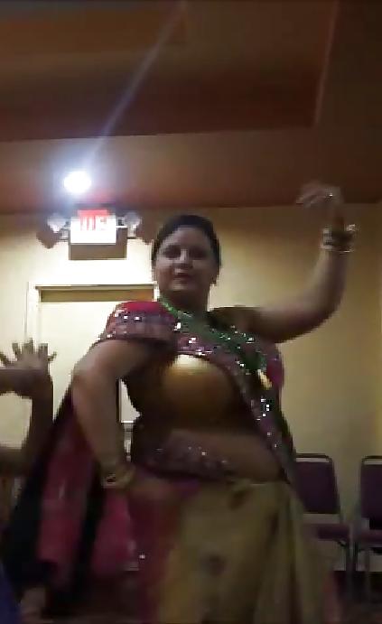 6P Huge boobs indian aunty, dancing in party... just 4 titfuck