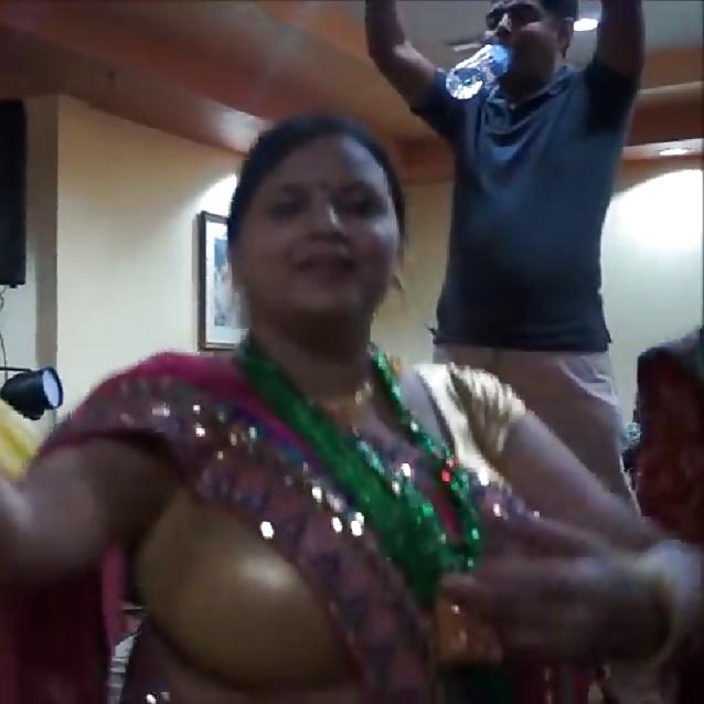 6P Huge boobs indian aunty, dancing in party... just 4 titfuck